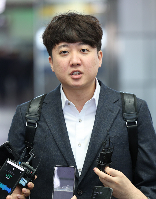 이준석 전 국민의힘 대표가 지난 9일 동대구역에서 취재진의 질문에 답하고 있다.<연합뉴스>